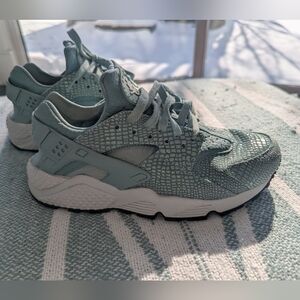 Nike Air Huarache Size 8.5 Fits Size 7.5-8 runs small